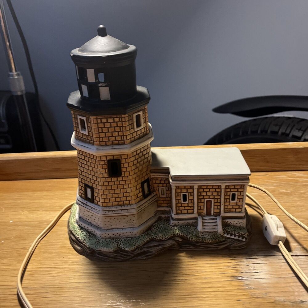 Lefton Split Rock 1910 Lighthouse Lighted Vintage 1993 Figurine Lamp 01009